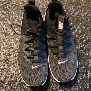 Nike Elite TR black barely worn women’s shoes 8